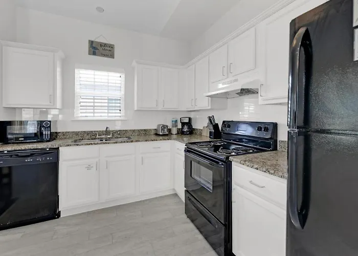 Pelican House - Newly Remodeled, Professionally Decorated, Only About 1 Mile To Seaside!