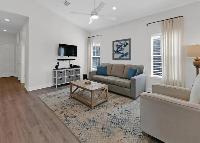 Pelican House - Newly Remodeled, Professionally Decorated, Only About 1 Mile To Seaside!