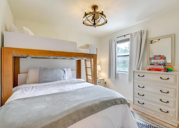 'Almond Grove Cottage' W/ Patio: Walk To Beach!